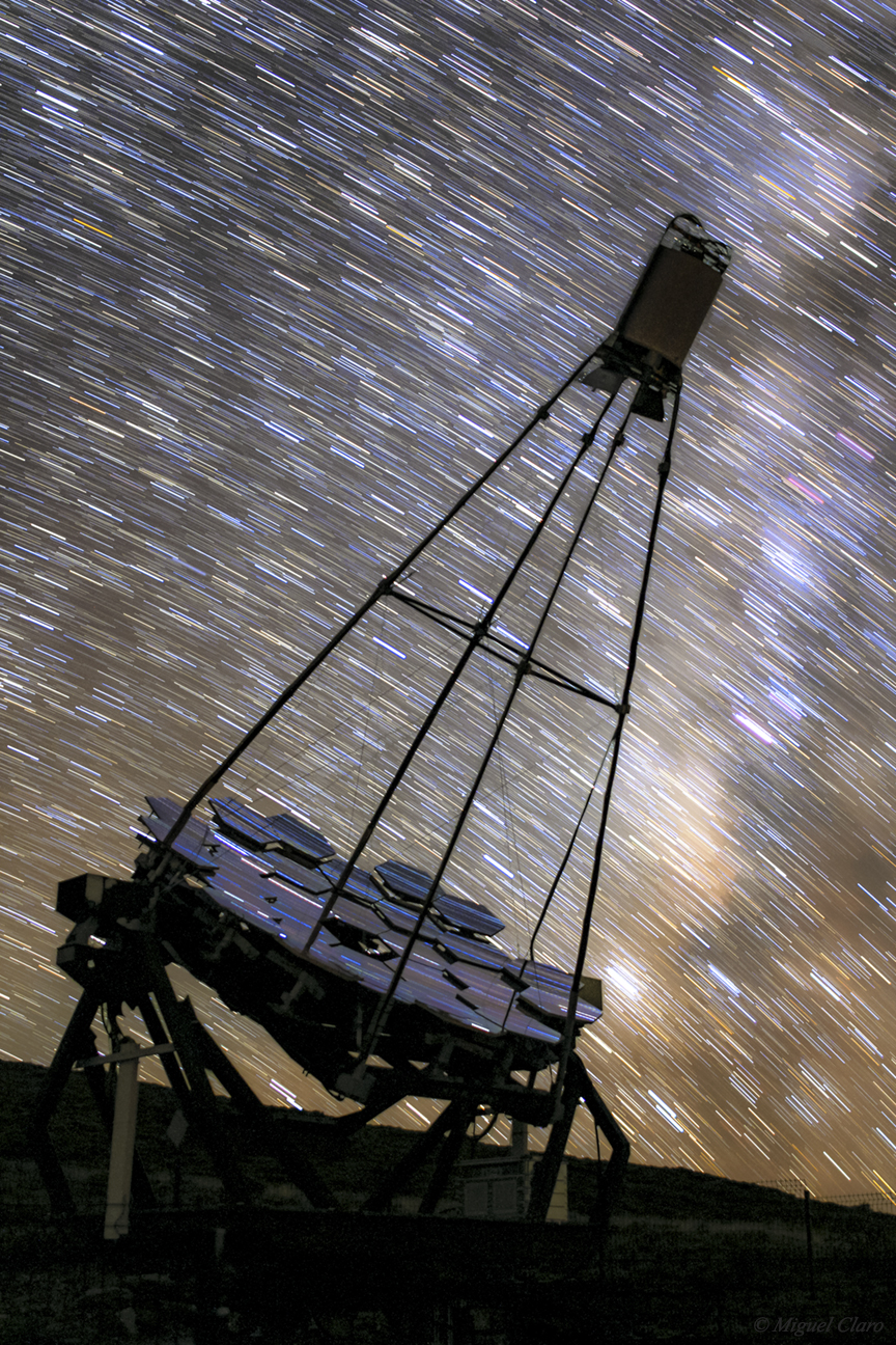 <h5>Image of a startrail sequence taken at the same time, with the Milky Way dragged in the background.</h5>