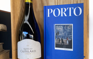 Caixa com livros Coleção Portugal e garrafa de vinho Quinta dos Castelares (Tinto)