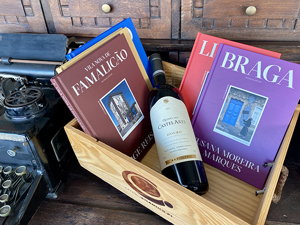 Caixa com livros Coleção Portugal e garrafa de vinho Quinta dos Castelares Reserva (Tinto)
